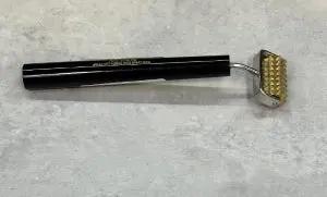 H12. Cây Lăn Trung Bằng Đồng (Dụng cụ diện chẩn) Bùi Quốc Châu