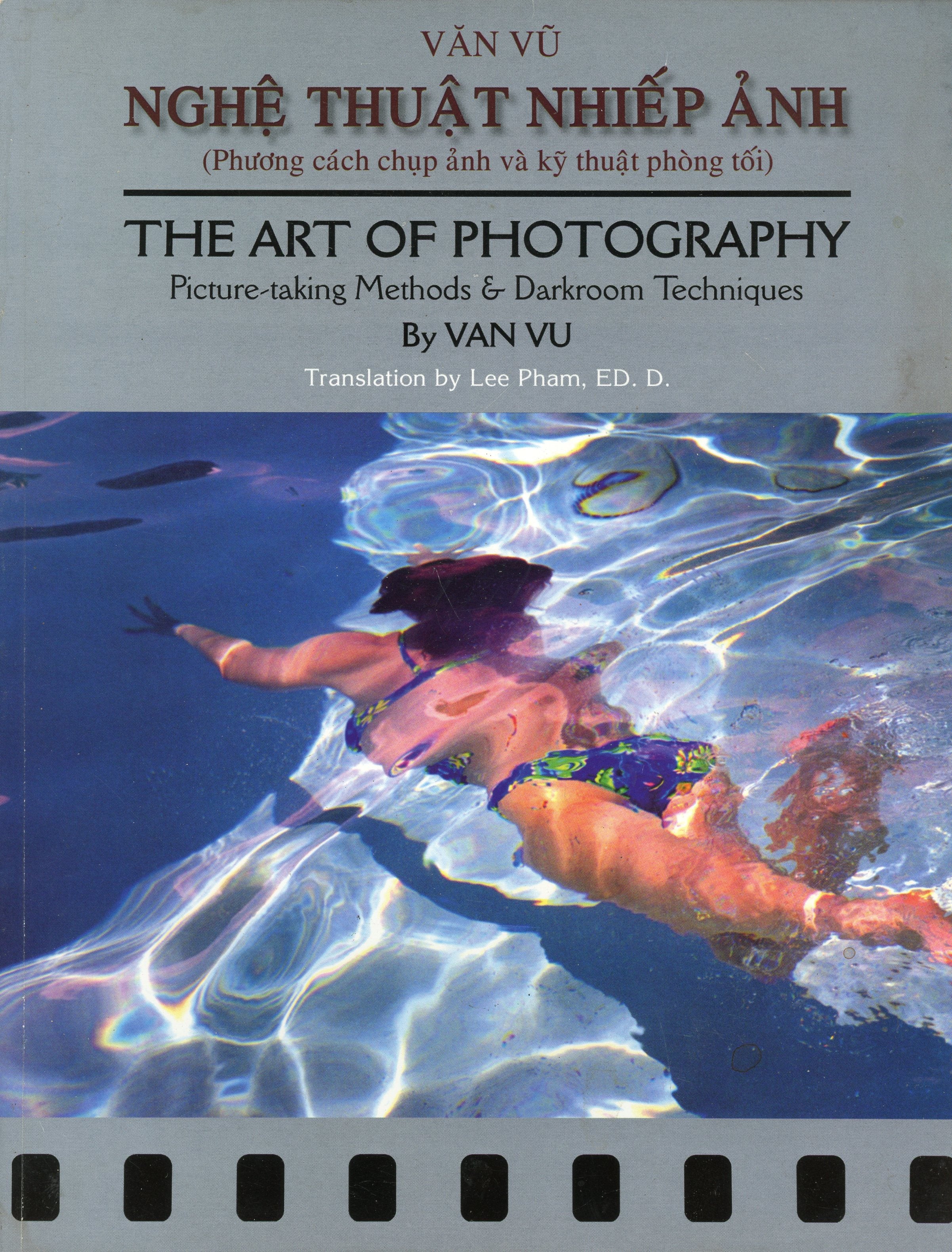 Nghệ thuật nhiếp ảnh (Phương cách chụp ảnh và kỹ thuật phòng tối) / The Art of Photography (Picture taking methods & Darkroom techniques) (English & Vietnamese)