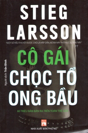 Cô Gái Chọc Tổ Ong Bầu (xin đọc tiếp theo cuốn: Cô Gái Trong Mạng Nhện) ( Trinh Thám - Vụ Án) .